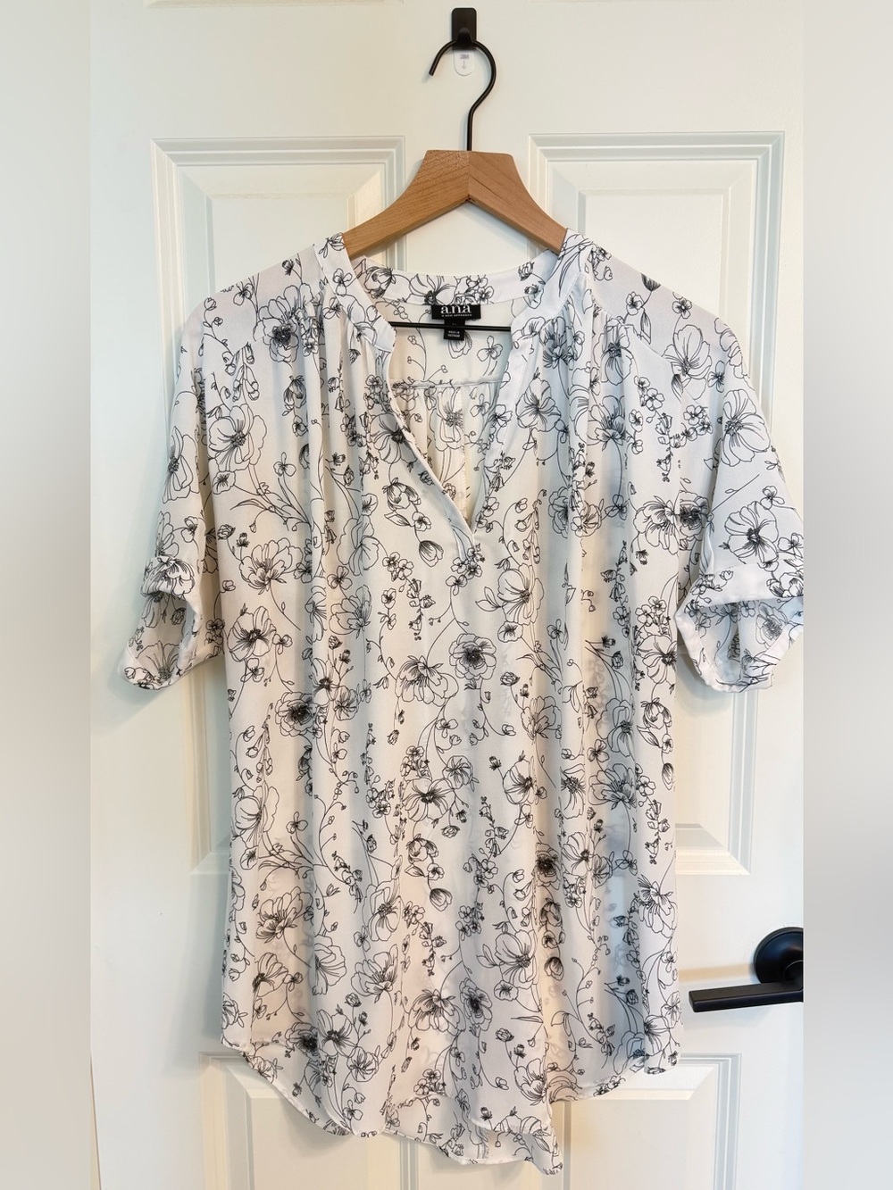 a.n.a Black & White Floral Split-Neck Short Sleeve Blouse
